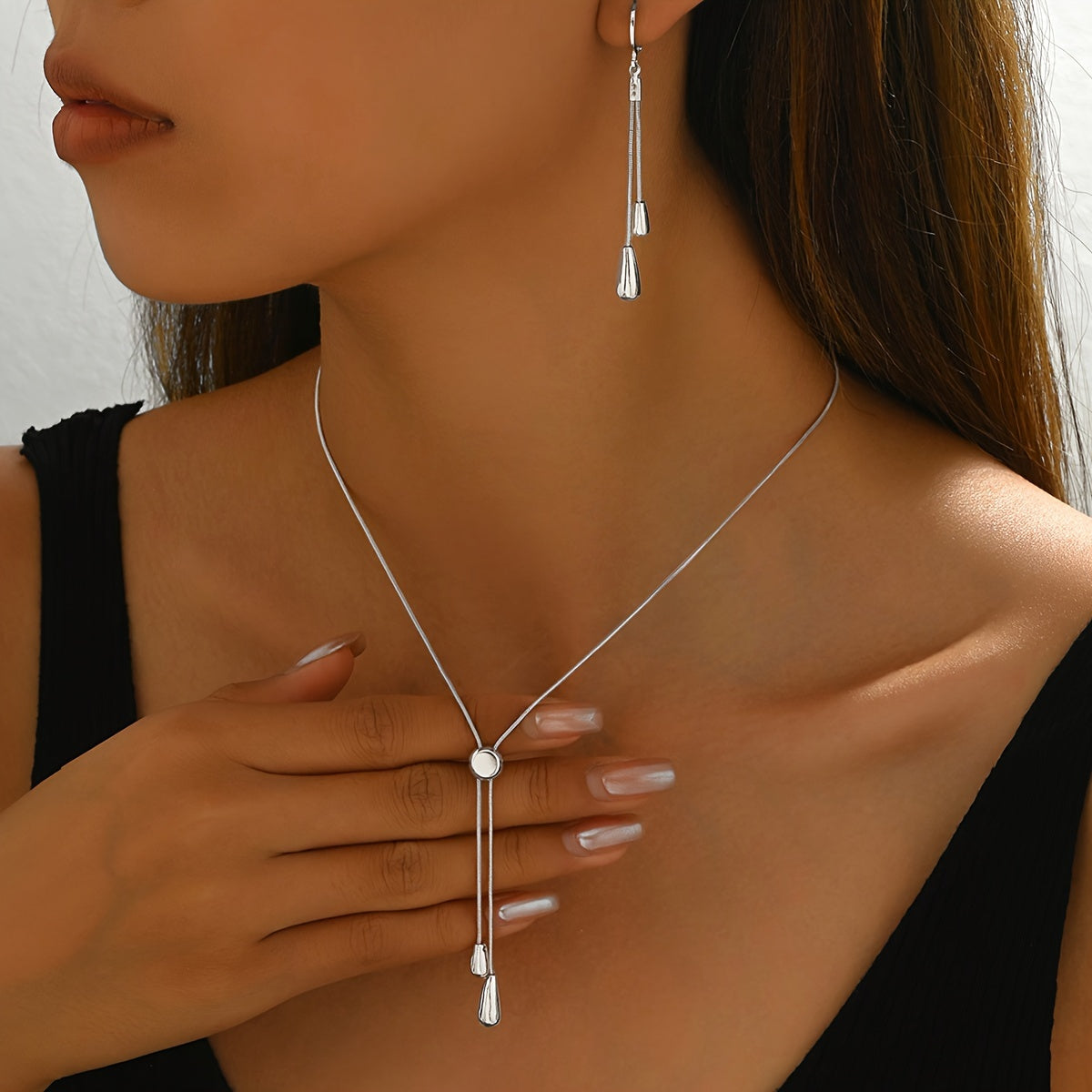 All Beauty vous propose un ensemble de 2 bijoux tendance, une chaîne en os de serpent élégante et simple avec un pendentif en forme de goutte d'eau!