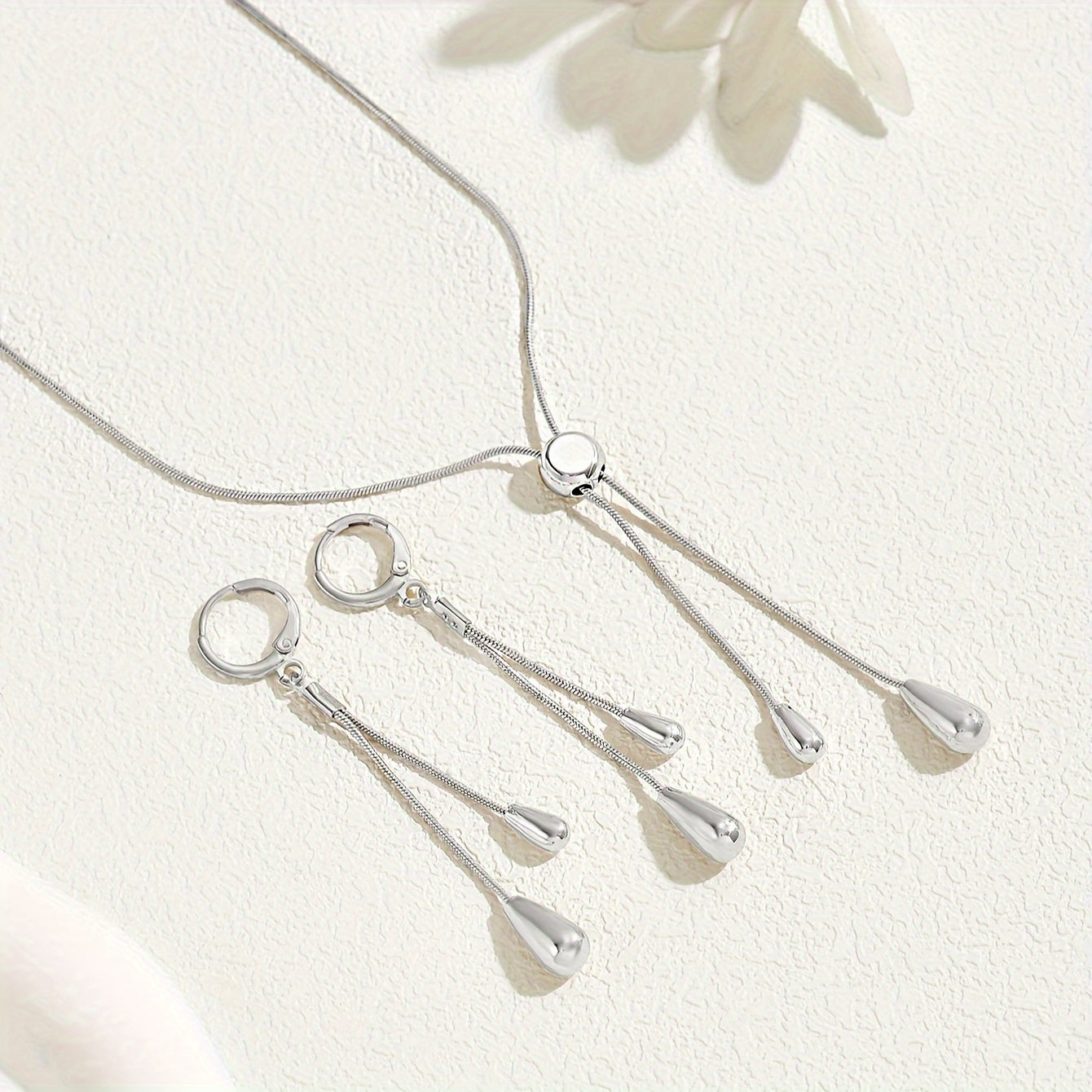 All Beauty brings you a set of 2 trendy jewelry, an elegant and simple snake bone chain with a water drop pendant!