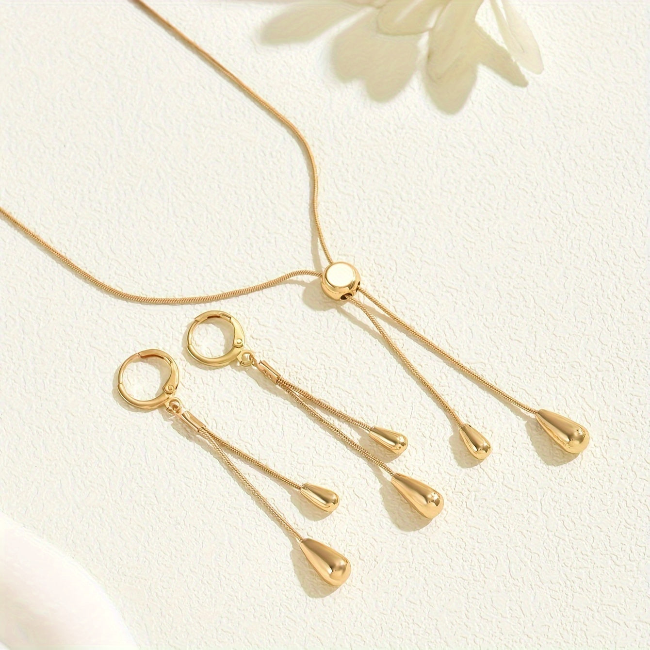 All Beauty brings you a set of 2 trendy jewelry, an elegant and simple snake bone chain with a water drop pendant!