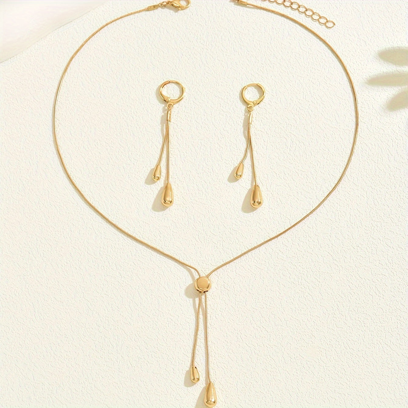 All Beauty brings you a set of 2 trendy jewelry, an elegant and simple snake bone chain with a water drop pendant!