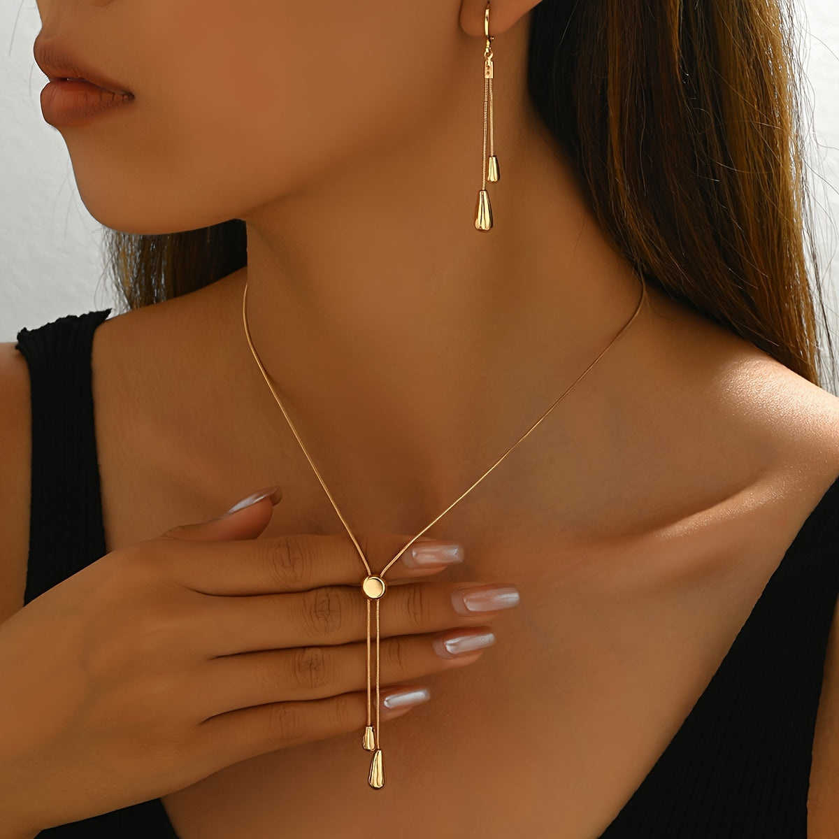 All Beauty vous propose un ensemble de 2 bijoux tendance, une chaîne en os de serpent élégante et simple avec un pendentif en forme de goutte d'eau!