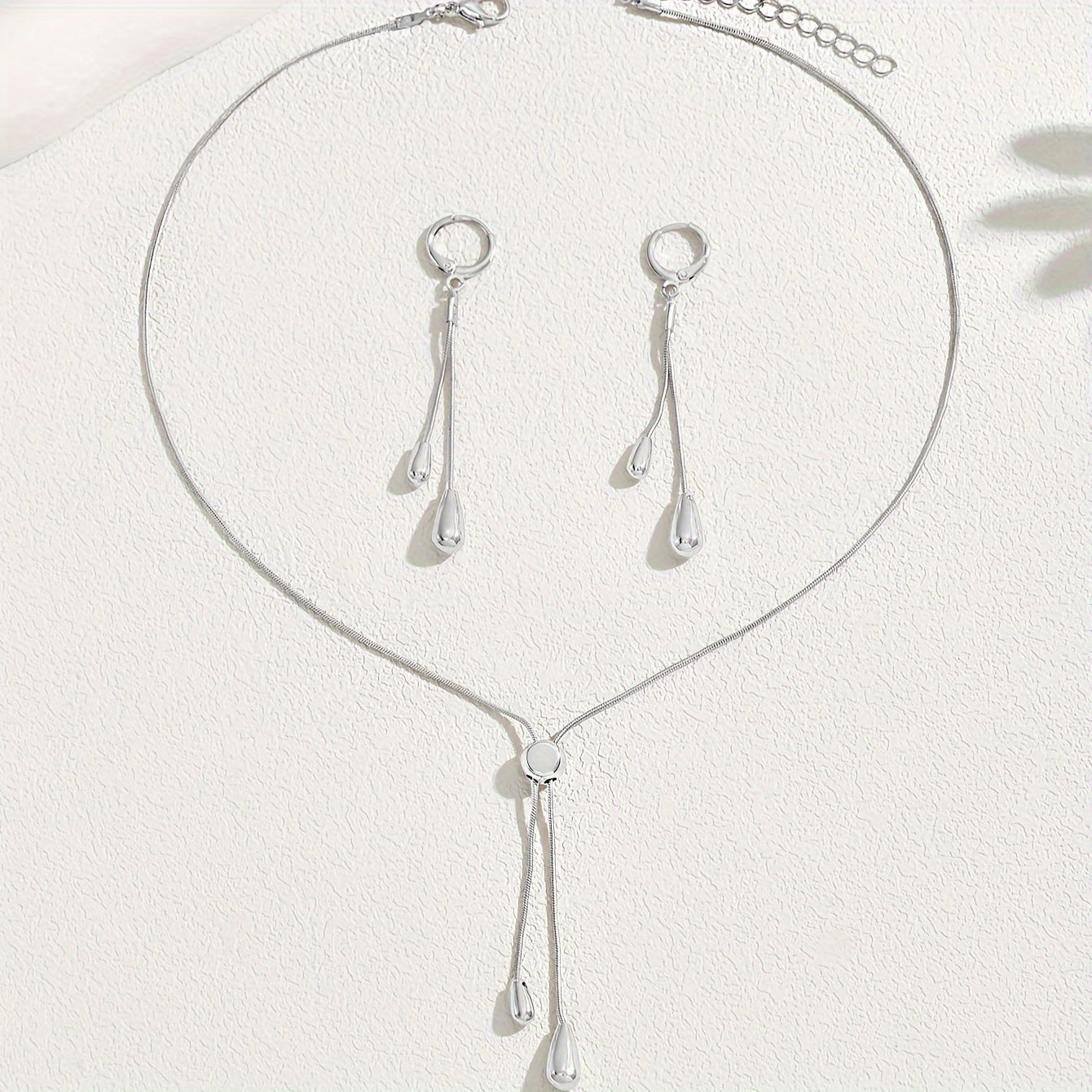 All Beauty brings you a set of 2 trendy jewelry, an elegant and simple snake bone chain with a water drop pendant!