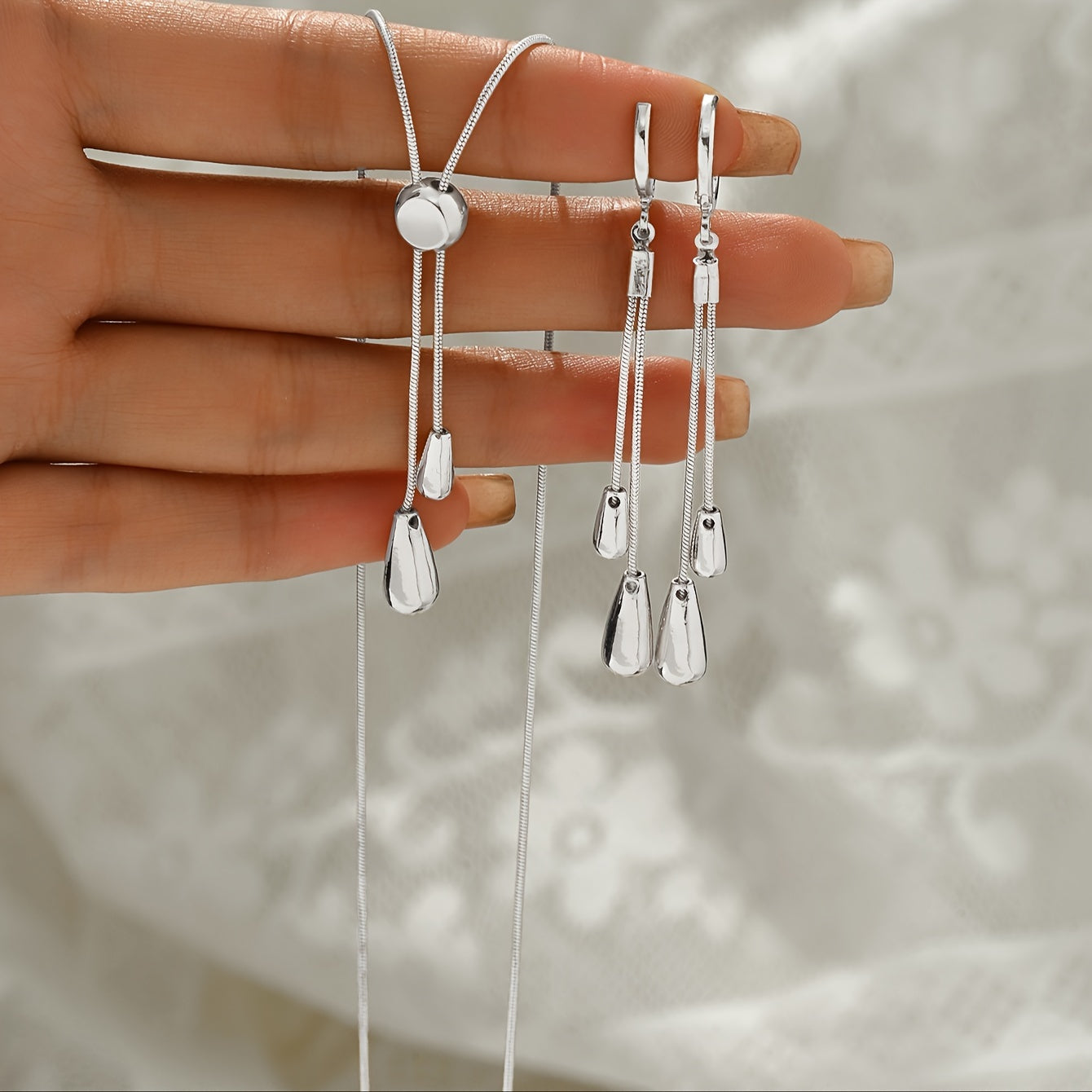 All Beauty brings you a set of 2 trendy jewelry, an elegant and simple snake bone chain with a water drop pendant!